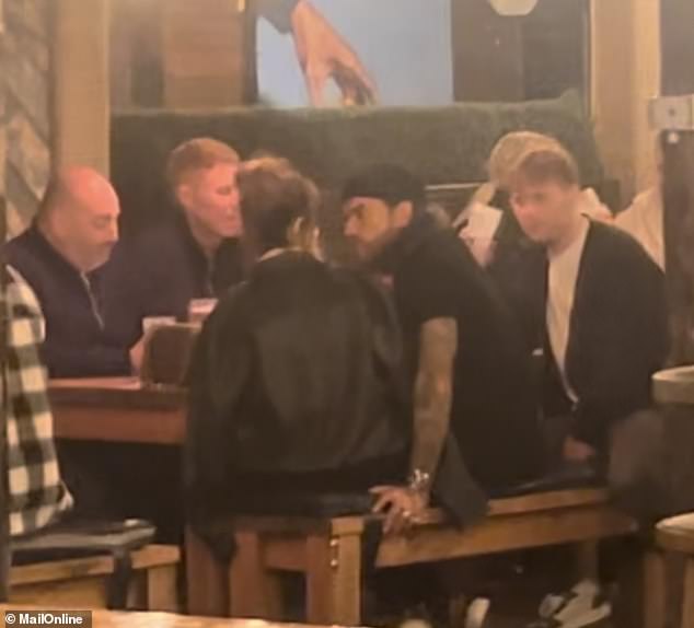 Petea su također povezivali sa zvijezdom Otoka ljubavi Maurom Higgins, s kojom je u nedjelju navečer napravio vrlo koketnu predstavu
