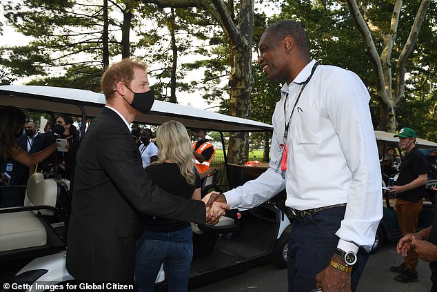 Mutombo se rukuje s princem Harryjem dok prisustvuje Global Citizen Liveu u New Yorku