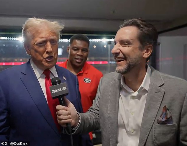 Donald Trump, Herschel Walker (u sredini) i Clay Travis prikazani su tijekom Georgia-Alabama