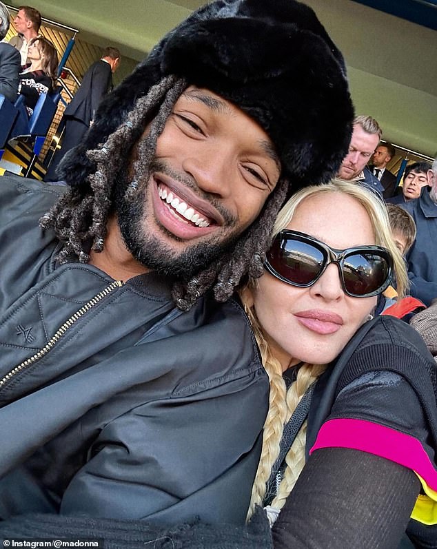 Madonna je u ponedjeljak na Instagramu podijelila izbor fotografija s putovanja u London