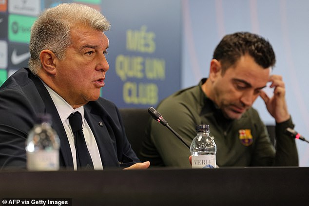 Xavi je promijenio svoju odluku, ali ga je otpustio predsjednik Joan Laporta, koji je otišao, mjesec dana kasnije