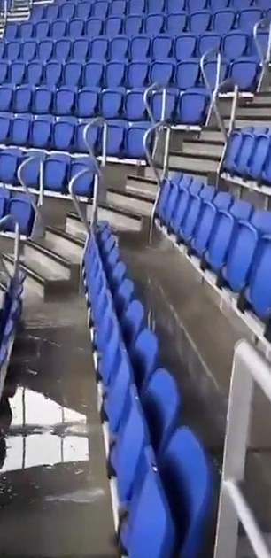 Na društvenim mrežama pojavio se video na kojem se vidi kako je jedna od tribina poplavljena usred pljuska