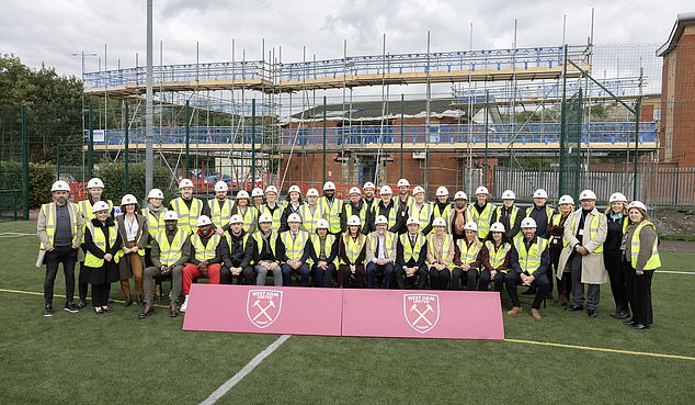 Događaj otkrivanja održan je na dva mjesta - Stratford's London Stadium i Beckton