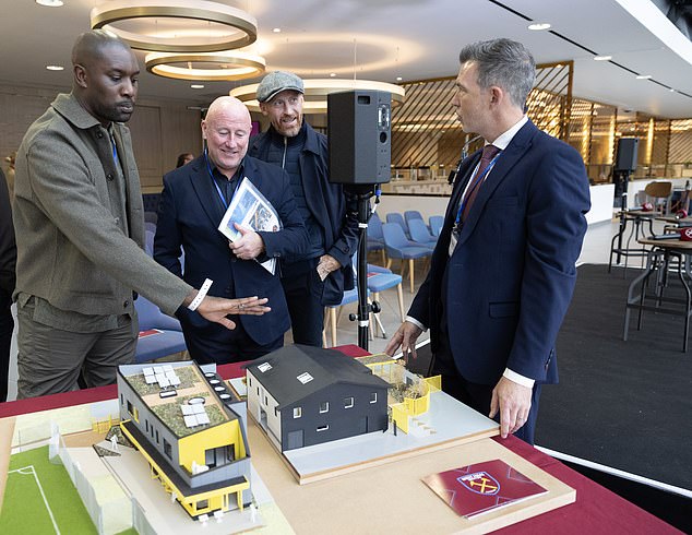Carlton Cole (lijevo) i James Collins (drugi desno) slikani su na događaju u Stratfordu