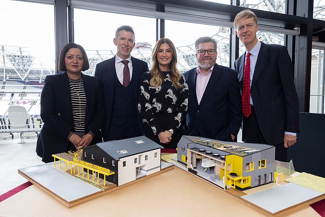 Barunica Karren Brady (u sredini) na londonskom stadionu gdje je predstavila planove preuređenja sjedišta Zaklade West Hama