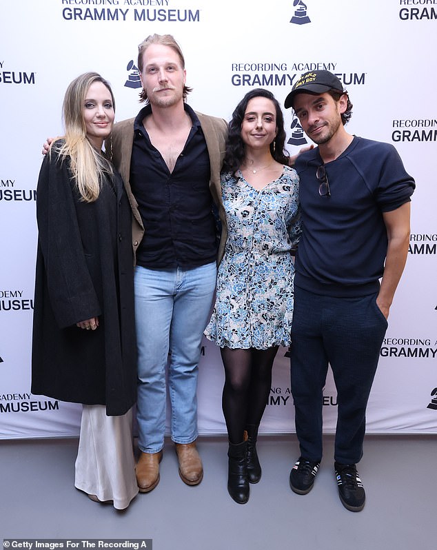 Slijeva na desno, Jolie, Zach Chance, Danya Taymor i Justin Levine na njujorškoj večeri s autsajderima u Greene Spaceu u New Yorku 30. rujna