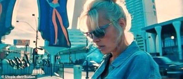 U filmu glumi iskusnu glumicu koja je prisiljena preispitati svoj život kada se njezin nastup u Las Vegasu naglo zatvori nakon 30 godina