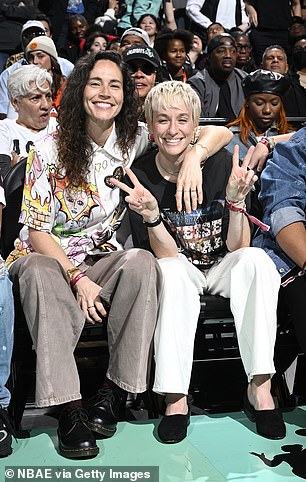 Bird i Rapinoe sjede uz teren tijekom utakmice između Las Vegas Acesa i New York Libertyja 1. listopada