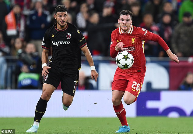 Riccardo Orsolini iz Bologne bori se za loptu s braničem Liverpoola Andyjem Robertsonom