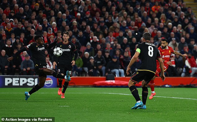 Salah je načeo mrežu sjajnim udarcem u 75. minuti za 2-0 za Liverpool.