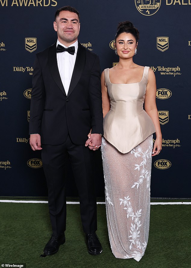 Hughes (na slici sa suprugom Molly) postao je prva Kiwi polovica u 32 godine koja je osvojila najbolji i najpošteniji gong NRL-a