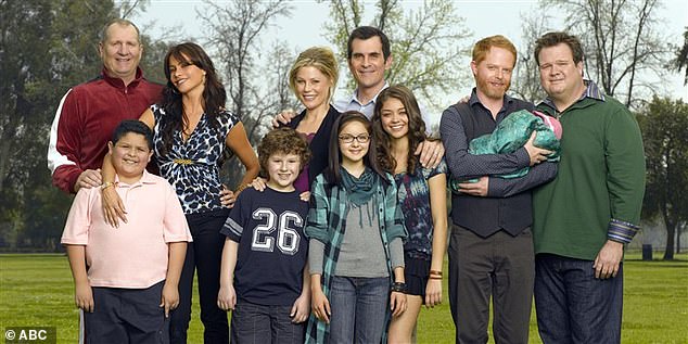 Ed (lijevo) najpoznatiji je po svojim komičnim ulogama u kultnim sitcomima Married With Children i Modern Family; Ed snimljen s glumačkom postavom Moderne obitelji 2009