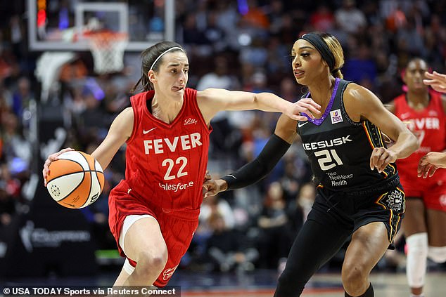 Fever čuvarica Caitlin Clark (22) vozi do koša koji brani Sun čuvar DiJonai Carrington