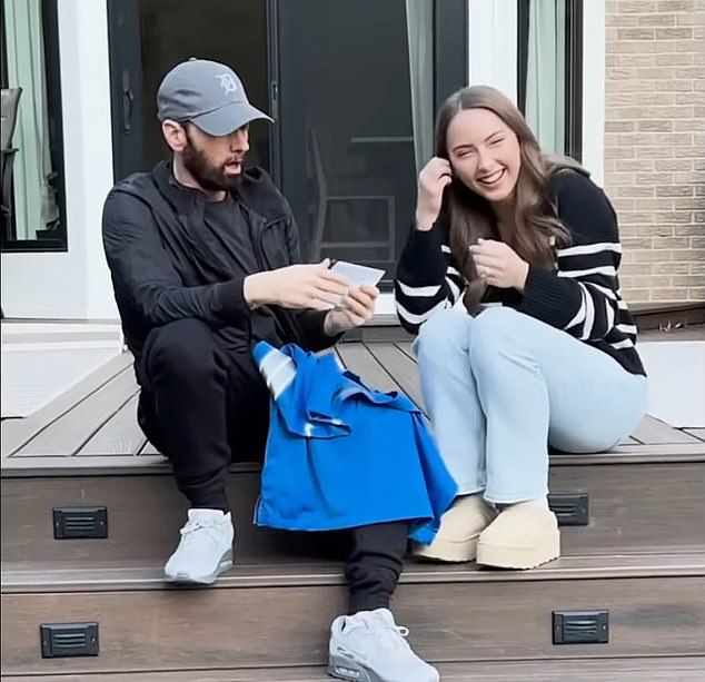 Podijelio je vijest u svom glazbenom spotu za svoju pjesmu Temporary (feat. Skylar Grey)