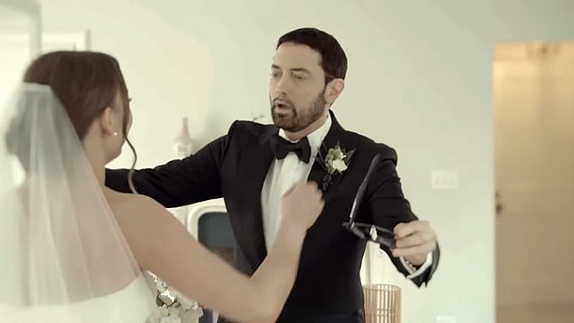 Glazbeni video je uključivao i snimke kako je šeta do oltara i vidi je u vjenčanici