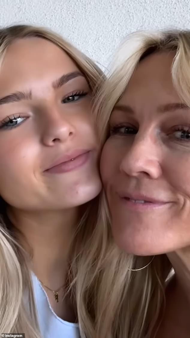 Dvojac majke kćeri također je zajedno pozirao za selfie video dok su stajale blizu jedna uz drugu i sretno se smiješile prema kameri