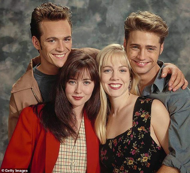 Garth je poznat po ulozi Kelly Taylor u Beverly Hillsu, 90210 uz druge zvijezde kao što su Tori Spelling, pokojna Shannen Doherty, Jason Priestly i pokojni Luke Perry; Garth (dolje desno) viđen s Perryjem, Dohertyjem i Priestlyjem