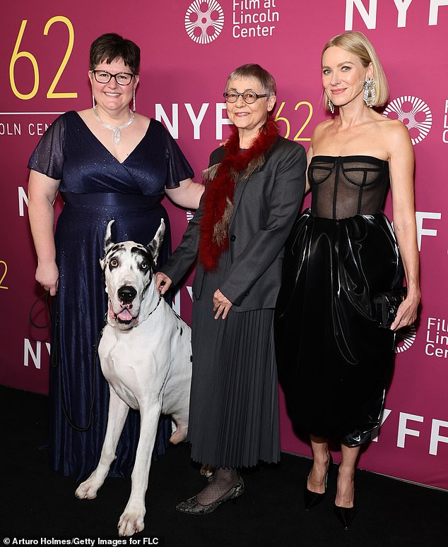 Producentica-zvijezda Feuda također je pozirala s Bingovom vlasnicom Bev Klingensmith (L) i autoricom The Friend Sigrid Nunez (M), koja je osvojila National Book Award za svoj roman 2018.