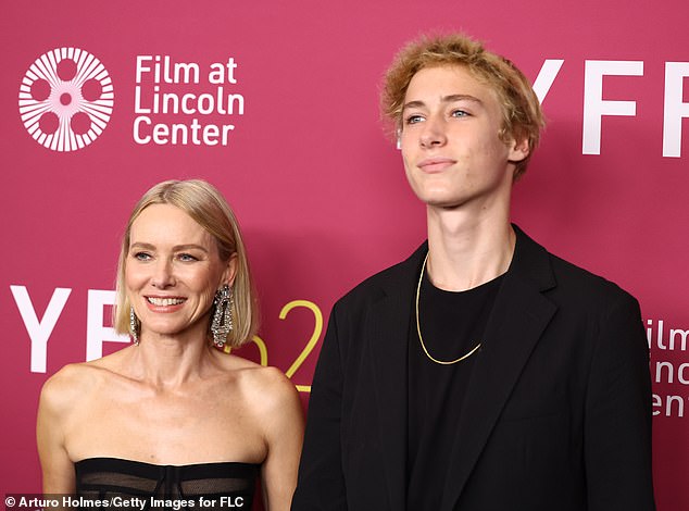 Watts je pojačala snagu s otmjenim parom dijamantnih naušnica s lusterom, a nosila je svoj prepoznatljivi plavi bob s razdjeljkom na sredini za filmske svečanosti održane u dvorani Lincoln Center Alice Tully na Manhattanu