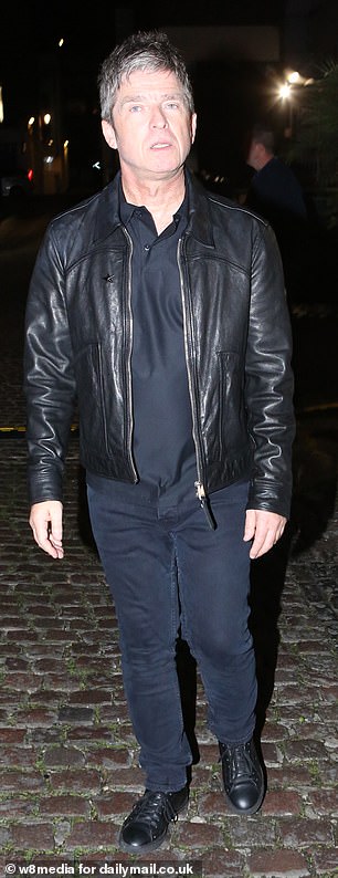 Noel Gallagher također je viđen kako napušta dvoranu jer mu se pridružila djevojka Sally Mash u noćnom izlasku u glavnom gradu