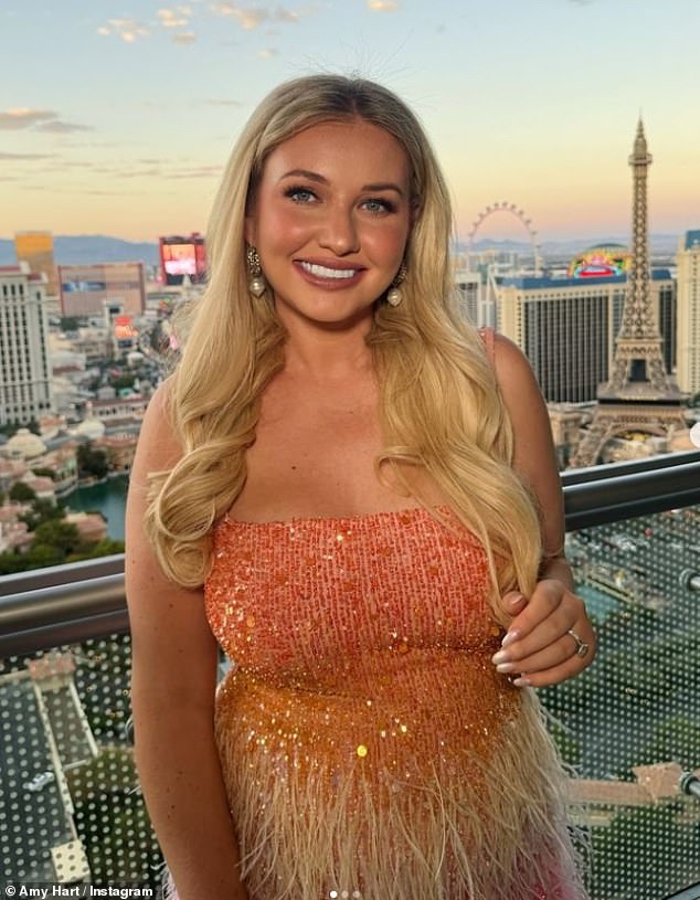 Bivša zvijezda Love Islanda pozirala je za zadivljujuće Instagram snimke zalaska sunca na balkonu s pogledom na pariški hotel Las Vegas