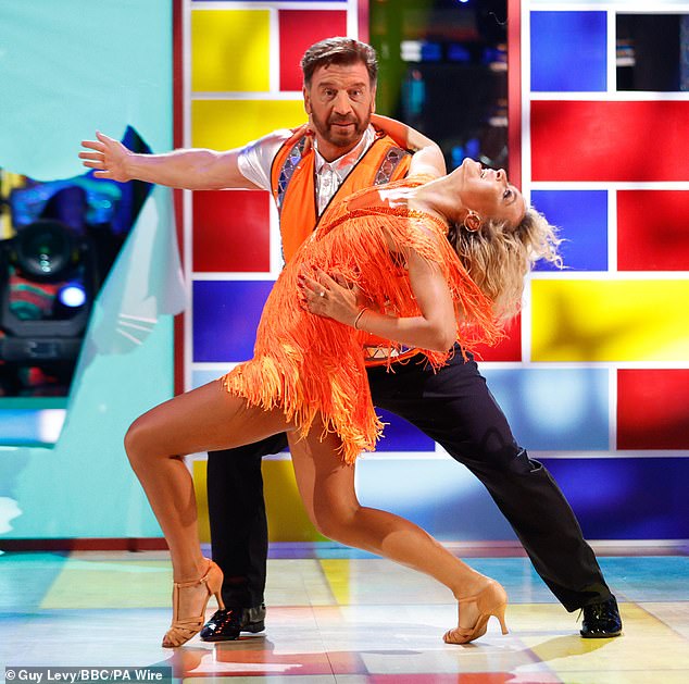 Dolazi nakon što su obožavatelji Strictlyja ostali ljuti nakon što je Nick dobio besplatnu propusnicu za nastup sljedećeg tjedna, ocijenivši odluku 'nepravednom' nakon što su potvrdili u izjavi da će 'prema pravilima showa' par dobiti 'doviđenja'