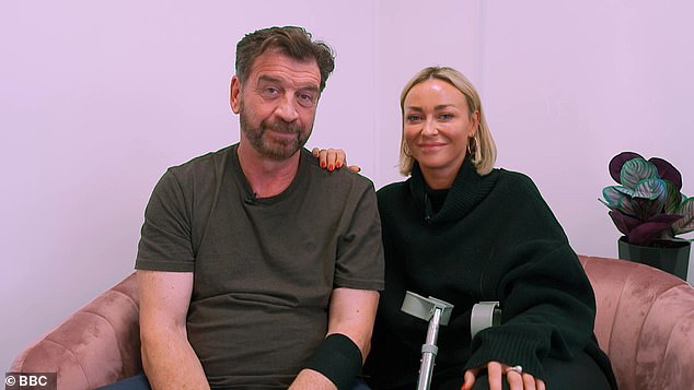 Nick Knowles, 62, otkrio je detalje o svojoj ozljedi koljena nakon što je ostao na štakama i bio prisiljen povući se iz subotnjeg showa (na slici s profesionalnom partnericom Lubom Mushtuk)