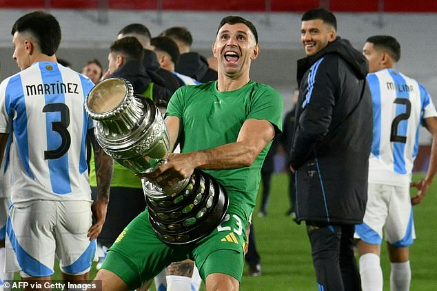 No, napravio je sličnu gestu držeći repliku gonga Copa Americe ove godine
