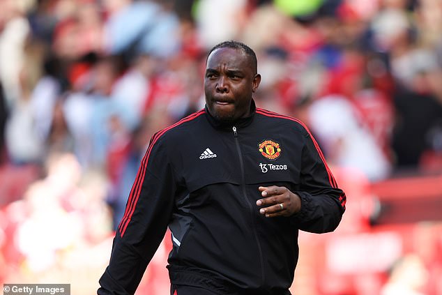 Benni McCarthy udario je nogom u rebra Erika ten Haga izjavivši da Nizozemcu nedostaje strasti