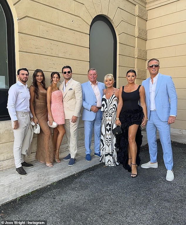 Obitelj Wright bila je vani u punoj snazi ​​jer je ovaj tjedan prisustvovala vjenčanju Millie Bobby Brown i Jakea Bongiovia u Italiji (LR Tommy, Natalya, Michelle, Mark, Mark stariji, Carol, Jess i William Lee-Kemp)