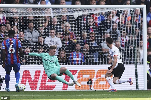 Diogo Jota (desno) zabio je jedini gol na utakmici kada je Liverpool pobijedio i ostao na vrhu tablice