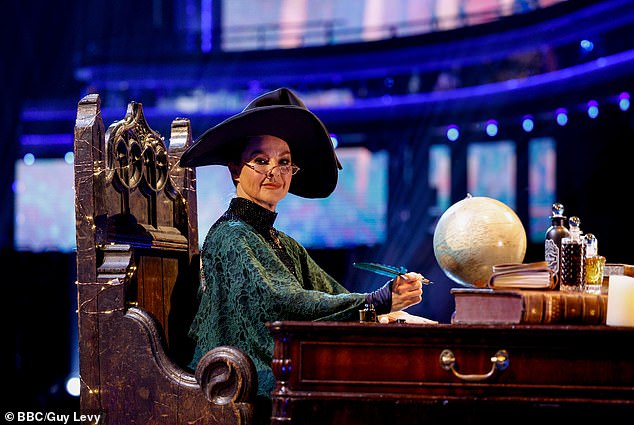 Dok su gledatelji ostali u suzama dok je Sarah Hadland izvodila posvetu Maggie Smith, nakon što je glumica prošli tjedan preminula u dobi od 89 godina