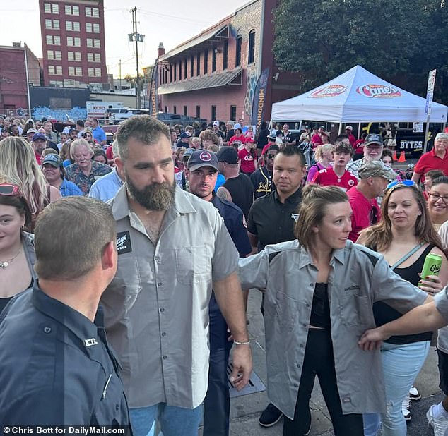 Jason Kelce se u subotu navečer pojavio na Kelce Car Jamu u Kansas Cityju, Missouri