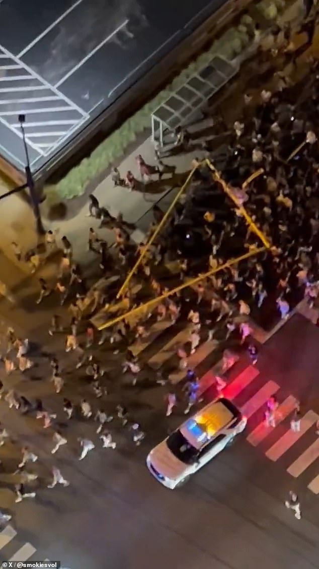 Kamere su snimile kako se vratnice šetaju ulicama uz policijsku pratnju