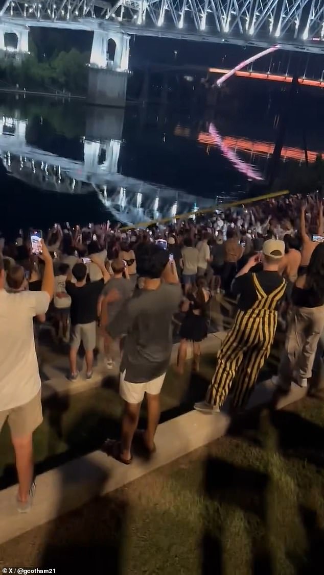 Stupovi golova završili su u rijeci Cumberland nakon što su prošetali niz Broadway