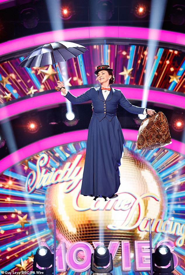 Došlo je i do kasnog dolaska u studio nakon što je kao glavna sutkinja Shirley Ballas uletjela u studije s rogova u Supercalifragilisticexpialidocious, odjevena kao čarobna dadilja Mary Poppins