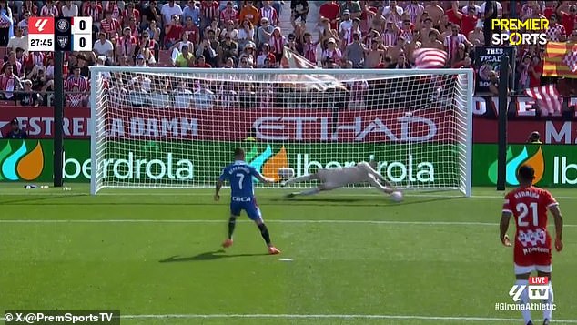 Paulo Gazzaniga je u prvom poluvremenu obranio pitomi penal Alexa Berenguera sa strane
