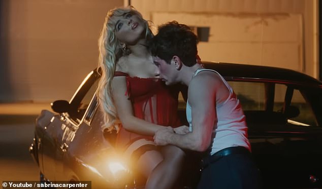 'Ja, iskreno - kao, čak ni pristrano mišljenje - bio sam kao, "Tko je najbolji glumac kojeg mogu pronaći za ovaj glazbeni video?" A on je bio pokraj mene u stolici', prisjetila se; viđen u lipnju 2024