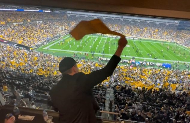 Musk se zatim pojavio na utakmici Steelers-Cowboys iz luksuznog apartmana u nedjelju navečer