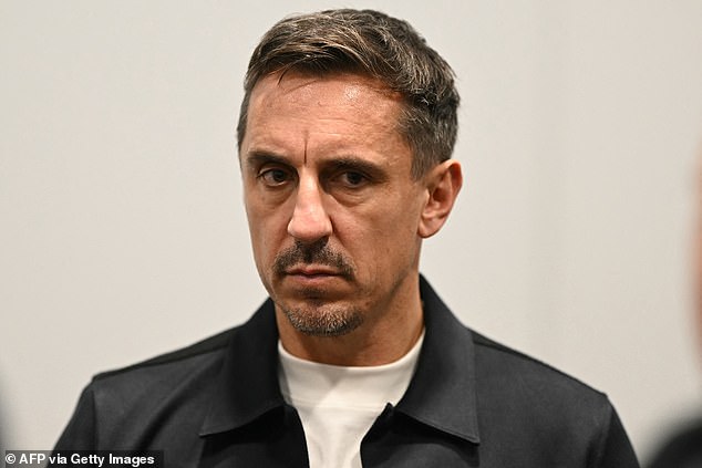 Bivši igrač Uniteda Gary Neville također je uočen kako ulazi u Old Trafford u ponedjeljak