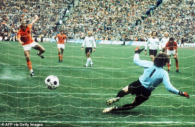 Neeskens je bio dio nizozemske momčadi koja je završila kao drugoplasirana na Svjetskim prvenstvima 1974. i 1978.