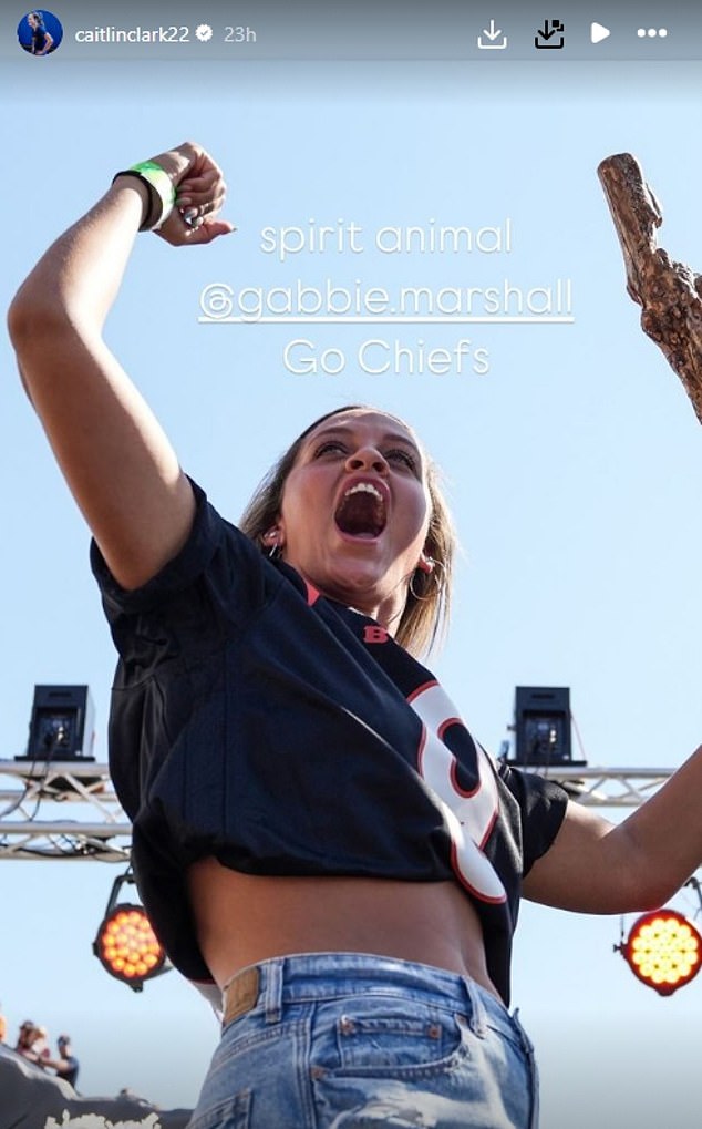 Caitlin Clark ismijavala je bivšu suigračicu iz Iowe Gabbie Marshall - rekavši 'Go Chiefs'
