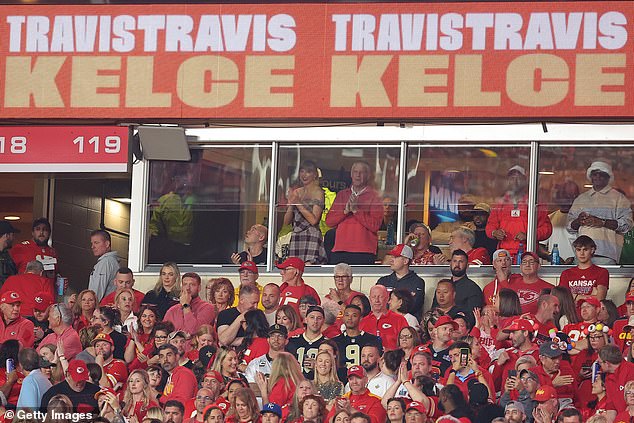 Sjela je na tribine uz svog oca Scotta i Kelceove prijatelje kako bi ga bodrila