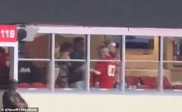 Drugi video snimci naizgled prikazuju Swifta i Kelcea kako provode vrijeme s njegovim ocem Edom