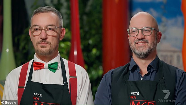 Eagle-eyed My Kitchen Rules obožavatelji oglasili su se društvenim mrežama kako bi istaknuli grešku u uređivanju tijekom kuharskog izazova u ponedjeljak navečer. Najbolji drugovi Mike i Pete (na slici) pripremili su preslatke talijanske njoke za suce, dok je Mike nosio šarenu leptir-mašnu inspiriranu talijanskom zastavom