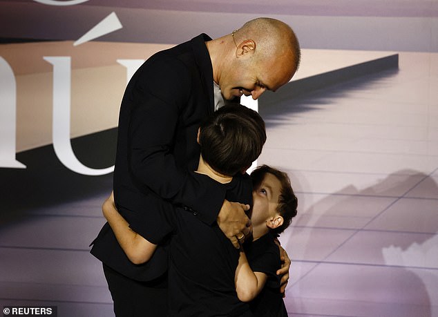 Iniesti se na pozornici pridružila njegova obitelj nakon objave u gradu njegovog bivšeg kluba