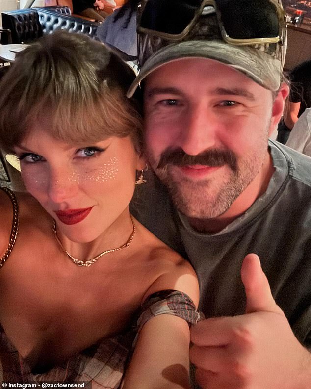 Swift je u međuvremenu snimila selfie s drugim komičarem u Zacu Townsendu (desno)