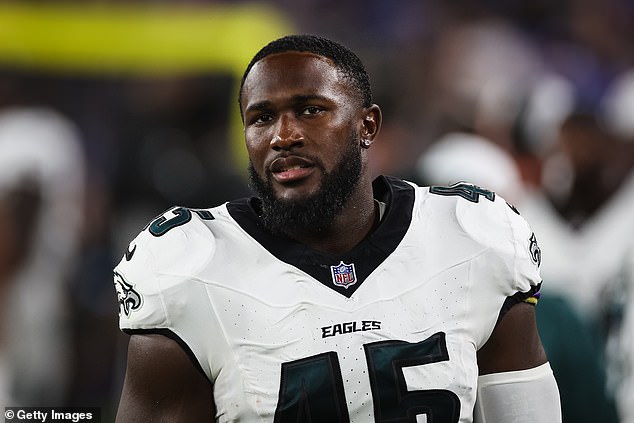 Philadelphia Eaglesi otpustili su linijskog braniča Devina Whitea nakon što su potpisali s njim ove sezone izvan sezone