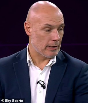 Šef sudaca Howard Webb (lijevo) tvrdi da je VAR napravio 'pogrešku'