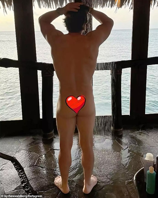 'Razmišljam o ovom pogledu na @markwahlberg', napisala je Rhea na slici koju je objavila na Instagramu, ali je brzo skinula